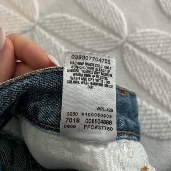 Levi’s Vintage Relaxed Fit Cuffed Distressed Shorts - Picture 7 of 8